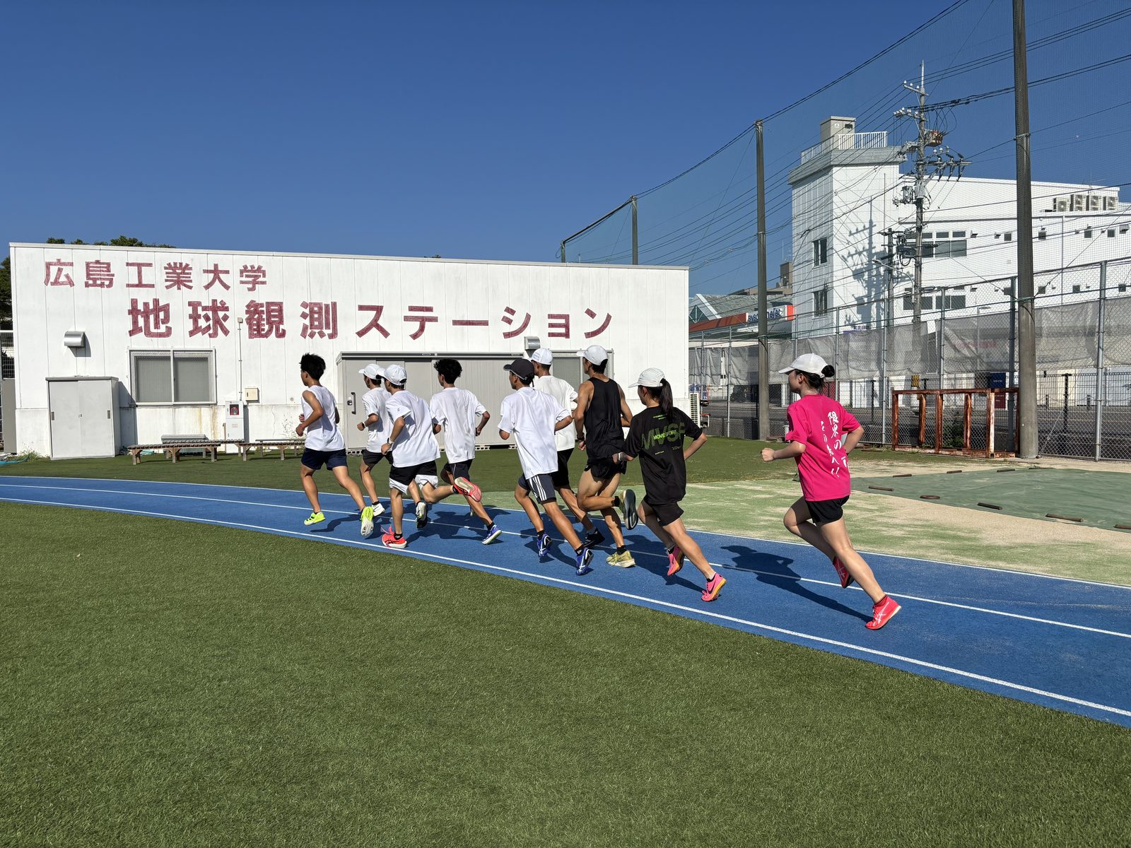 広島工業大学のグラウンドで練習する広島工業大学高等学校 駅伝部の選手たち