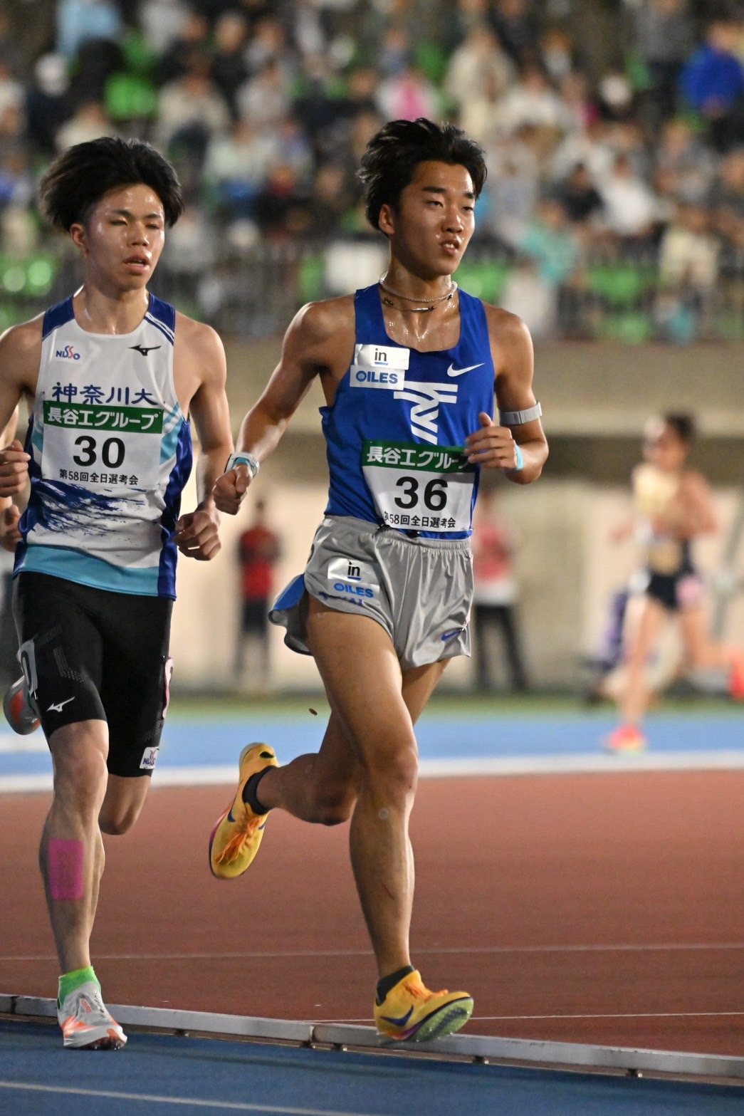 トラックレースを走る東海大学の選手