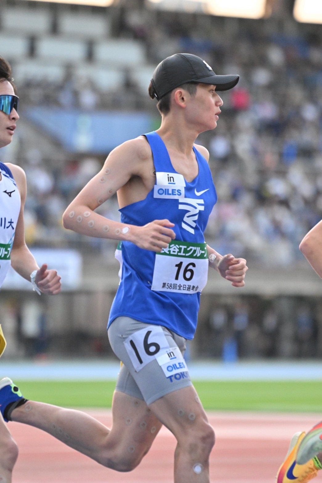 レースを走る東海大学陸上競技部の選手